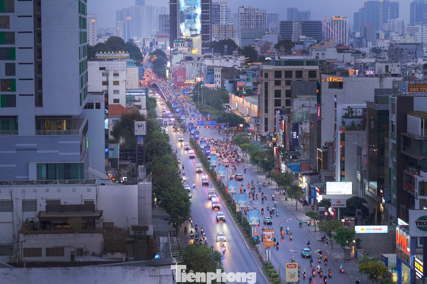 CSGT mở đường trên cầu vượt Hoàng Hoa Thám. Do đoàn xe di chuyển vào giờ tan tầm nên lực lượng mở đường làm việc khá vất vả.