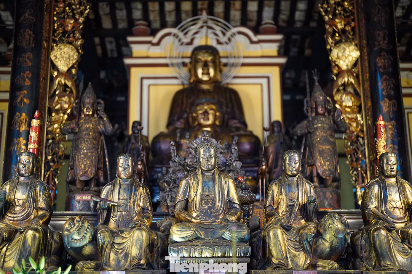 Bộ tượng năm vị của chùa Giác Lâm được xem là bộ tượng đặc biệt nhất, được tạc bằng gỗ mít nài, thếp vàng, cao 80cm. Tượng Thích-ca đặt giữa, ngồi trên tòa sen, cao hơn các tượng khác. Bố cục hình thang nên thế ngồi vững chãi. Bốn tượng còn lại mỗi tượng đều ngồi lên lưng một con linh vật. Bộ tượng năm vị xuất hiện ở Nam Bộ trong giai đoạn đầu thế kỷ XIX, tức giai đoạn mở đầu triều đại nhà Nguyễn.