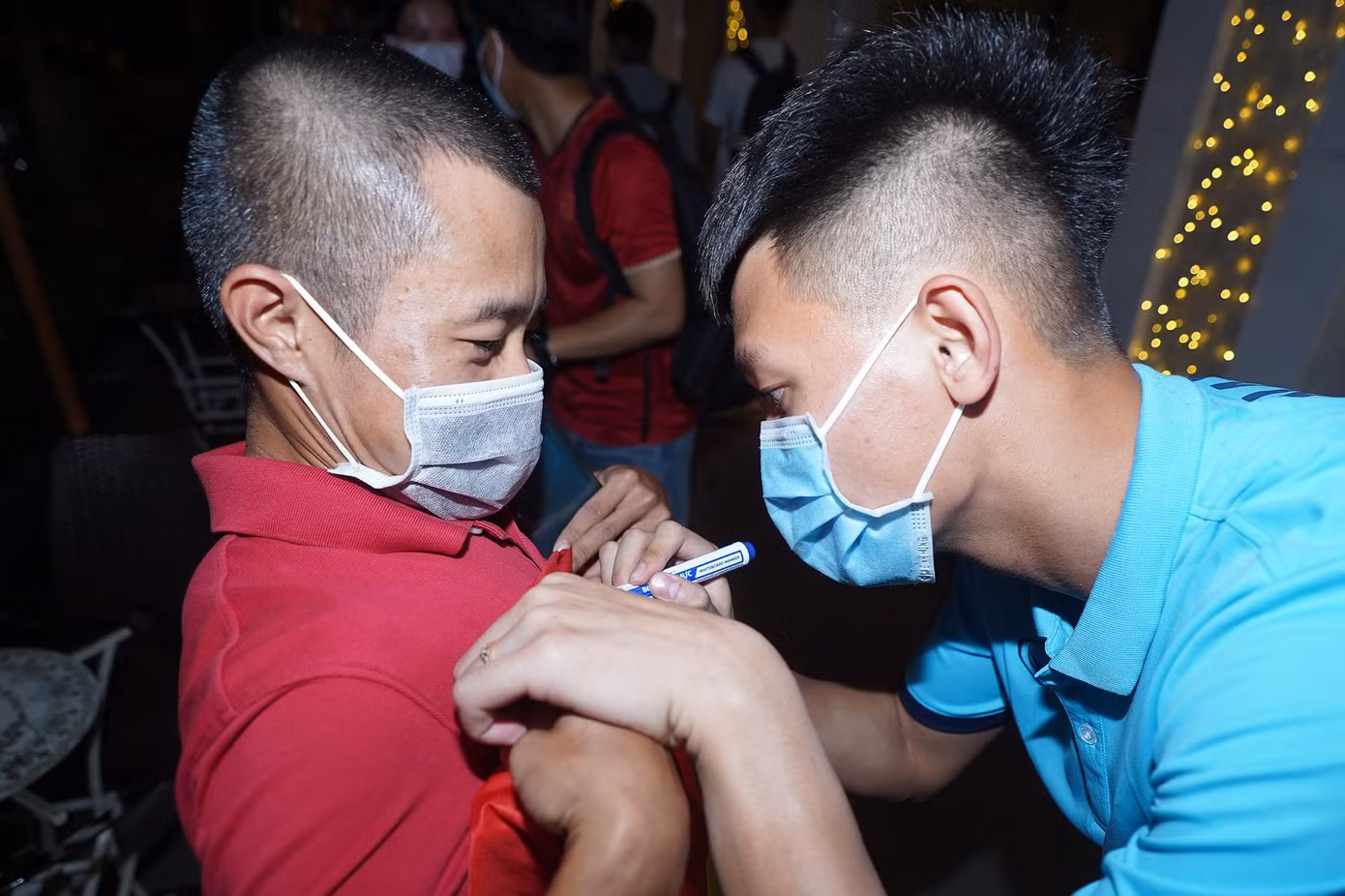 Liêm Điều ký tặng người hâm mộ.