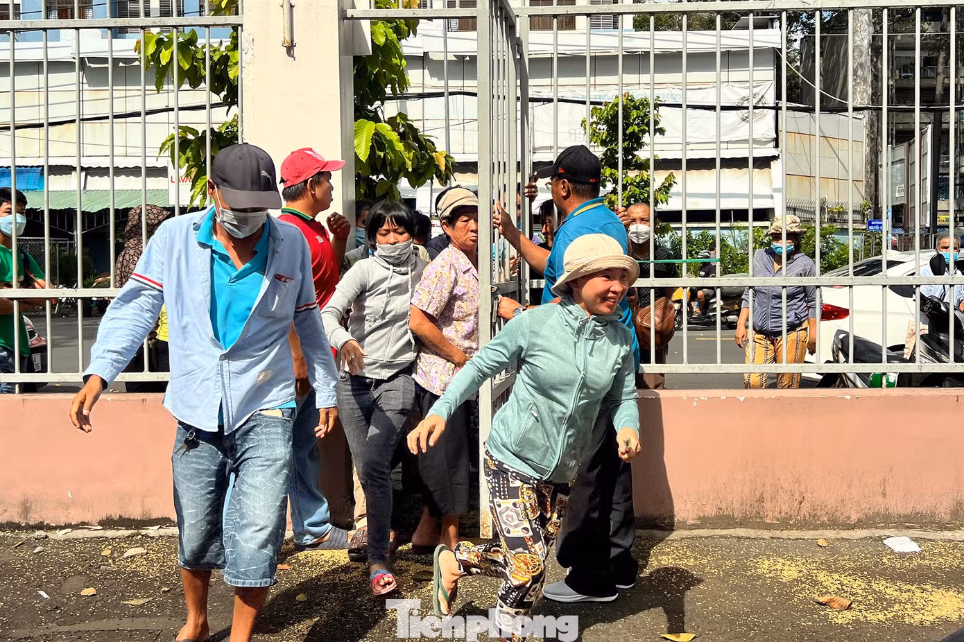 Tầm 9h đến 9h30, phe vé tranh thủ xếp hàng vào mua vé để bán lại cho người hâm mộ.