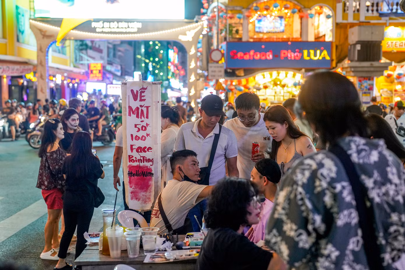 Nhóm bạn trẻ này đặt bàn bày các mẫu hóa trang để phục vụ du khách với mức giá dao động 50-100 ngàn đồng.