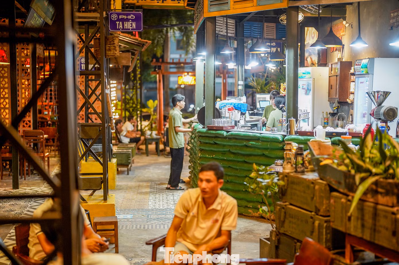 Trên diện tích khoảng 2.000m2, quán cà phê được thiết kế tái hiện lại những đặc trưng kiến trúc của Hà Nội thập niên 60. Trên diện tích khoảng 2.000m2, quán cà phê được thiết kế tái hiện lại những đặc trưng kiến trúc của Hà Nội thập niên 60.