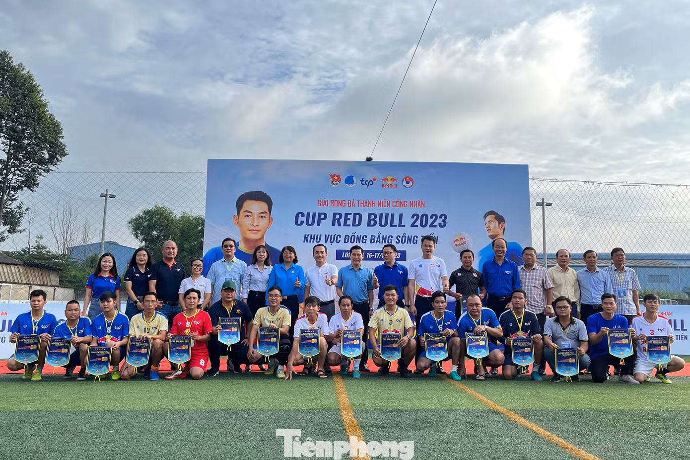 Giải bóng đá khu vực Đồng bằng Sông Tiền quy tụ 16 đội bóng đại diện cho các doanh nghiệp đang đóng trên địa bàn tỉnh, thành phố như: Long An, Bến Tre, Đồng Tháp, Tiền Giang… tham gia tranh tài. Đội giành chức Vô địch sẽ đại diện cho khu vực tham gia vòng Chung kết diễn ra vào tháng 11/ 2023 tại Thủ đô Hà Nội. (Ảnh: Tỉnh Đoàn Long An) Giải bóng đá khu vực Đồng bằng Sông Tiền quy tụ 16 đội bóng đại diện cho các doanh nghiệp đang đóng trên địa bàn tỉnh, thành phố như: Long An, Bến Tre, Đồng Tháp, Tiền Giang… tham gia tranh tài. Đội giành chức Vô địch sẽ đại diện cho khu vực tham gia vòng Chung kết diễn ra vào tháng 11/ 2023 tại Thủ đô Hà Nội. (Ảnh: Tỉnh Đoàn Long An)