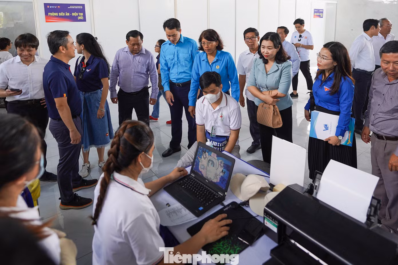 Lãnh đạo Trung ương Đoàn và tỉnh Long An kiểm tra công tác khám chữa bệnh, thăm hỏi và động viên thanh niên, công nhân.