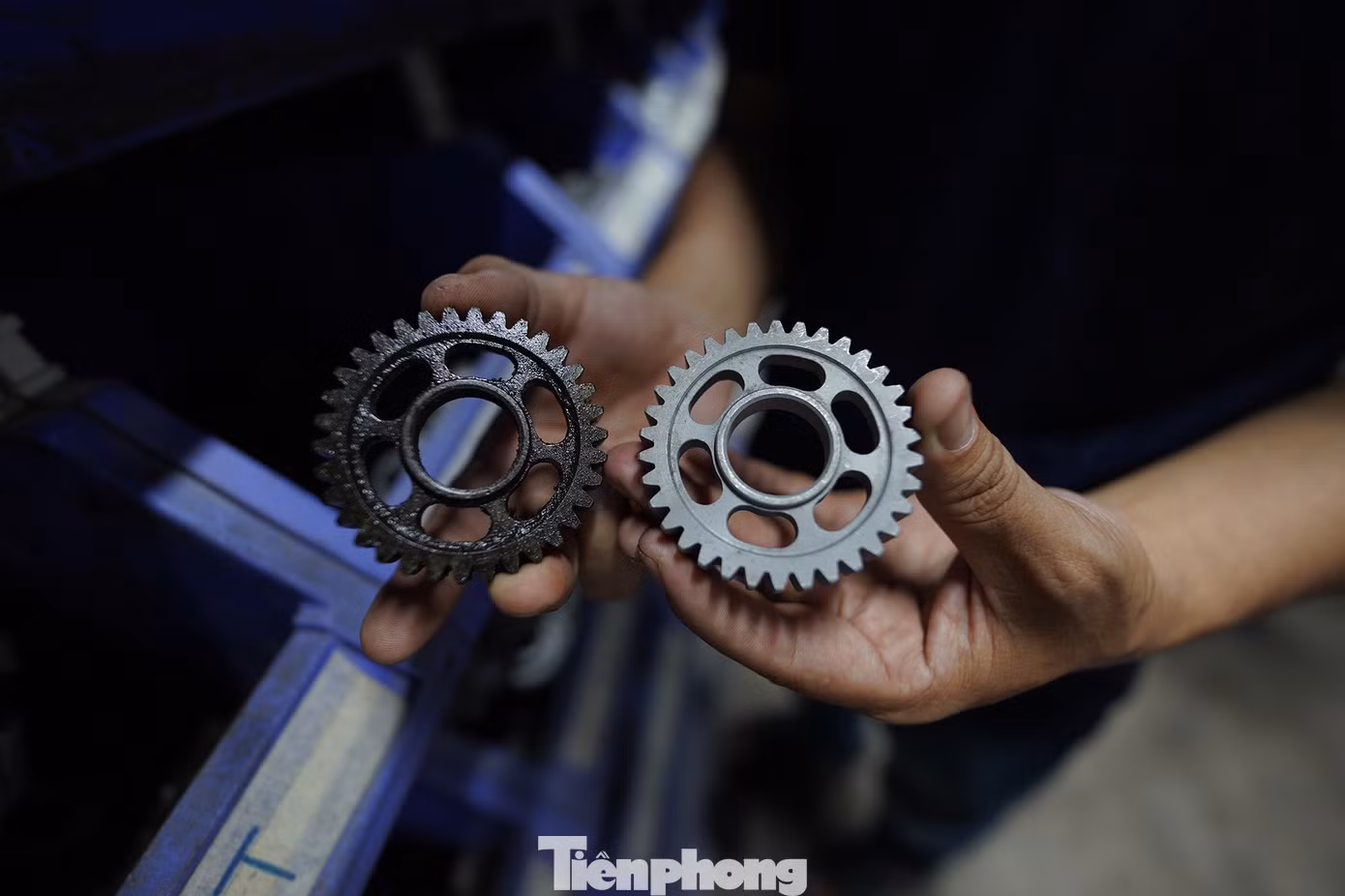 Theo anh Tuấn Anh, việc tìm kiếm linh kiện không còn khó như trước bởi được các thương lái chủ động tìm đến chào mời. Linh kiện phong phú, việc sắp xếp cũng đòi hỏi khoa học hơn so với trước kia bày hết ra sàn nhà. "Mình đầu tư một chiếc máy bắn cát vệ sinh linh kiện. Bạn có thể thấy rõ sự khác biệt giữa bánh răng chưa vệ sinh và đã qua giai đoạn bắn cát làm sạch. Vệ sinh linh kiện bằng máy bắn cát tiết kiệm thời gian, nhân công, mang lại năng suất cao", anh Tuấn Anh chia sẻ về công đoạn làm sạch linh kiện.