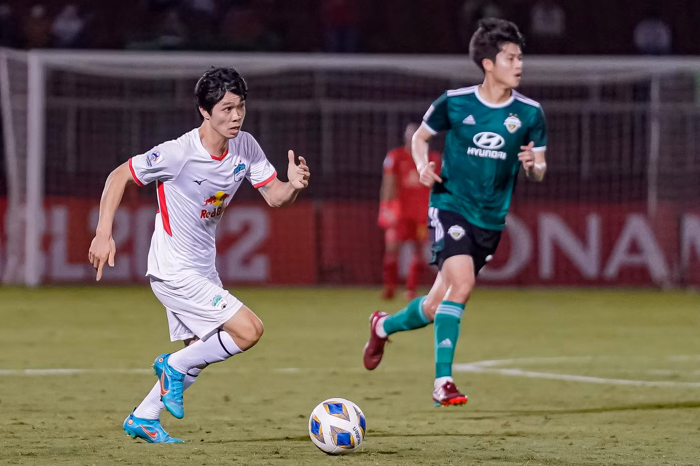 Phút thứ 36, Văn Toàn vượt qua hậu vệ Jeonbuk ở cánh phải trước khi chuyền vào trung lộ cho tiền đạo Công Phượng. Đáng tiếc, Công Phượng đẩy bóng hơi dài nhưng vẫn kịp chuyền cho Baiano, tiền đạo này không dứt điểm mà dẫn bóng sang cánh trái rồi bị cản phá. Phút thứ 36, Văn Toàn vượt qua hậu vệ Jeonbuk ở cánh phải trước khi chuyền vào trung lộ cho tiền đạo Công Phượng. Đáng tiếc, Công Phượng đẩy bóng hơi dài nhưng vẫn kịp chuyền cho Baiano, tiền đạo này không dứt điểm mà dẫn bóng sang cánh trái rồi bị cản phá.