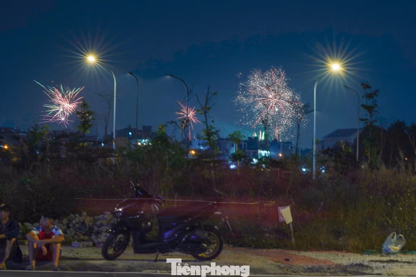 Việc người dân xung quanh công viên hoà nhịp pháo hoa cùng với thành phố tạo nên cảnh tượng vô cùng bắt mắt. Việc người dân xung quanh công viên hoà nhịp pháo hoa cùng với thành phố tạo nên cảnh tượng vô cùng bắt mắt.