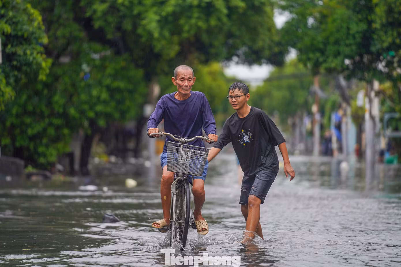 Tuyến đường Dương Văn Cam ngập ngập nặng. "Giờ là nước rút bớt rồi, lúc mới mưa thì sâu khoảng 5 tấc", một người dân nói. Tuyến đường Dương Văn Cam ngập ngập nặng. "Giờ là nước rút bớt rồi, lúc mới mưa thì sâu khoảng 5 tấc", một người dân nói.