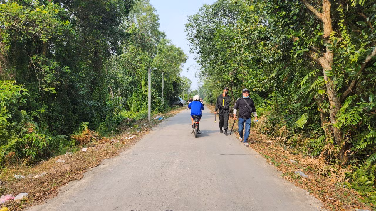 Lực lượng chức năng đang tuần tra dọc tuyến kênh Nhà Lầu, dọc đường 7-10 thuộc xã Lương Hoà.