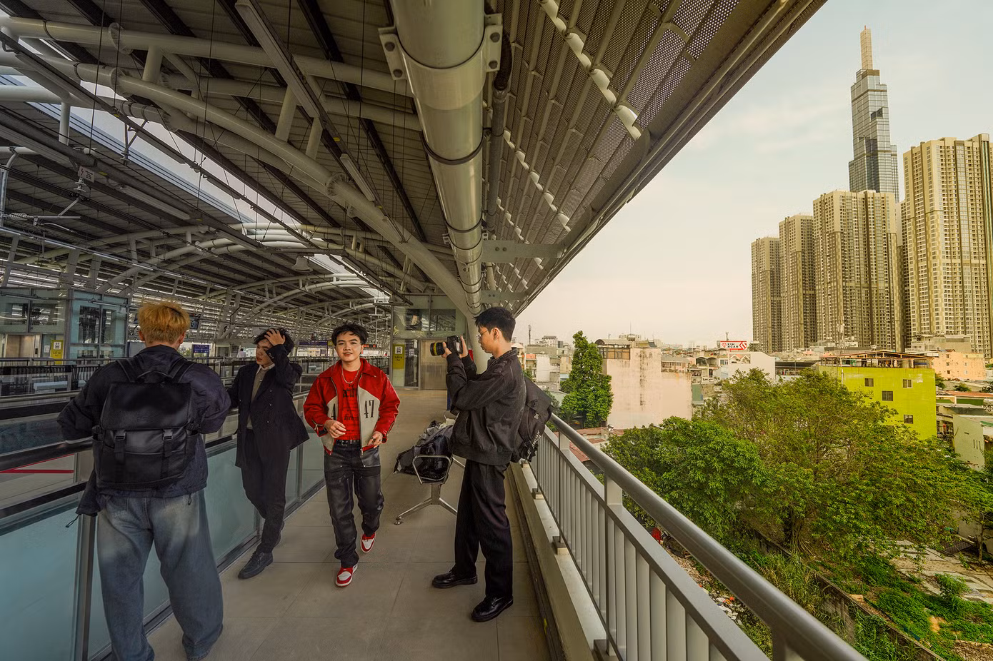 Từ lúc tuyến metro vận hành phục vụ hành khách, các bạn trẻ không ngừng sáng tạo và tìm kiếm những địa điểm độc đáo để "săn" ảnh từ công trình này. Từ lúc tuyến metro vận hành phục vụ hành khách, các bạn trẻ không ngừng sáng tạo và tìm kiếm những địa điểm độc đáo để "săn" ảnh từ công trình này.
