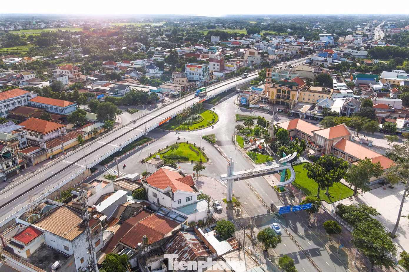 Đặt tên đường Phan Văn Khải cho tuyến Quốc lộ 22, từ cầu An Hạ đến ranh tỉnh Tây Ninh, thuộc địa bàn huyện Củ Chi. Tuyến đường dài 20.240m, lộ giới 120m. Cũng trên Quốc lộ 22, TPHCM đặt tên đường Lê Quang Đạo đối với đoạn từ Quốc lộ 1 đến cầu An Hạ, thuộc địa bàn huyện Hóc Môn, quận 12. Tuyến đường dài 10.060m, lộ giới 60m. Hai ảnh chính là cầu An Hạ và trung tâm TT Củ Chi.