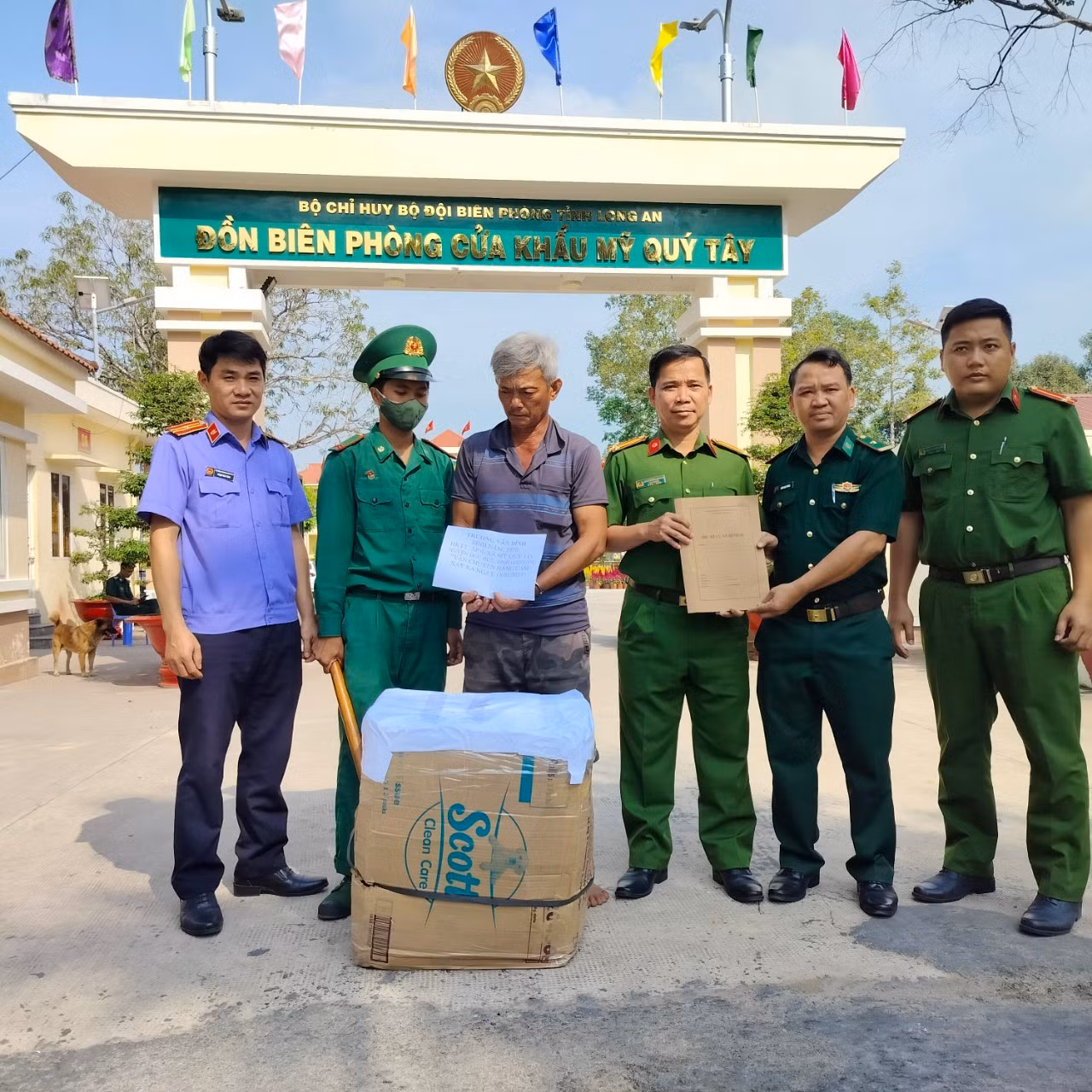 Đối tượng Trương Văn Bình cùng tang vật.