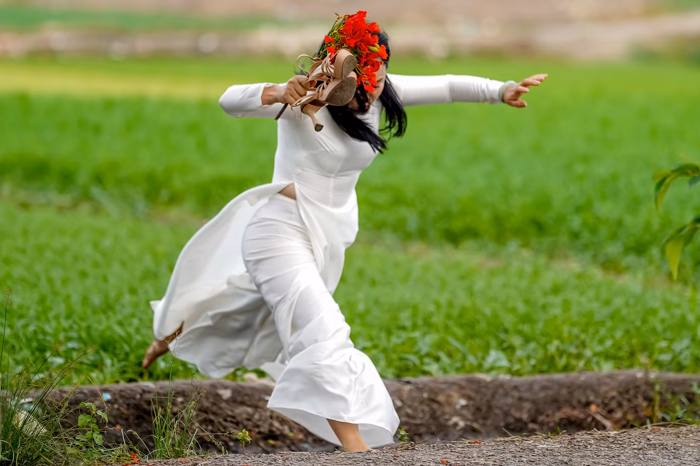 Việc di chuyển lựa góc chụp ảnh không dễ vì nơi đây bao quanh bởi những mương nước, bờ ruộng nhưng vẫn không làm các bạn trẻ nản lòng. Việc di chuyển lựa góc chụp ảnh không dễ vì nơi đây bao quanh bởi những mương nước, bờ ruộng nhưng vẫn không làm các bạn trẻ nản lòng.