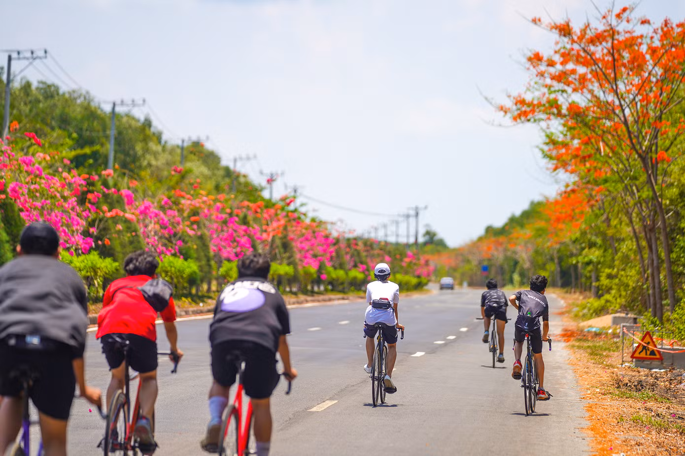 Trước khi có tuyến đường rộng 6 làn xe như hiện tại, con đường độc đạo xuyên rừng, hướng ra biển Cần Giờ chỉ là đường đất nhỏ hẹp, đủ cho một người, một phương tiện di chuyển qua. Đường Rừng Sác được nâng cấp lần đầu tiên vào năm 1985. Khi đó, tuyến đường đất sình lầy được chuyển thành đường cấp phối bằng sỏi và đá. Nhiều nhóm bạn trẻ nhà ở Quận 7, huyện Nhà Bè chọn con đường này để đạp xe, hóng gió... Trước khi có tuyến đường rộng 6 làn xe như hiện tại, con đường độc đạo xuyên rừng, hướng ra biển Cần Giờ chỉ là đường đất nhỏ hẹp, đủ cho một người, một phương tiện di chuyển qua. Đường Rừng Sác được nâng cấp lần đầu tiên vào năm 1985. Khi đó, tuyến đường đất sình lầy được chuyển thành đường cấp phối bằng sỏi và đá. Nhiều nhóm bạn trẻ nhà ở Quận 7, huyện Nhà Bè chọn con đường này để đạp xe, hóng gió...