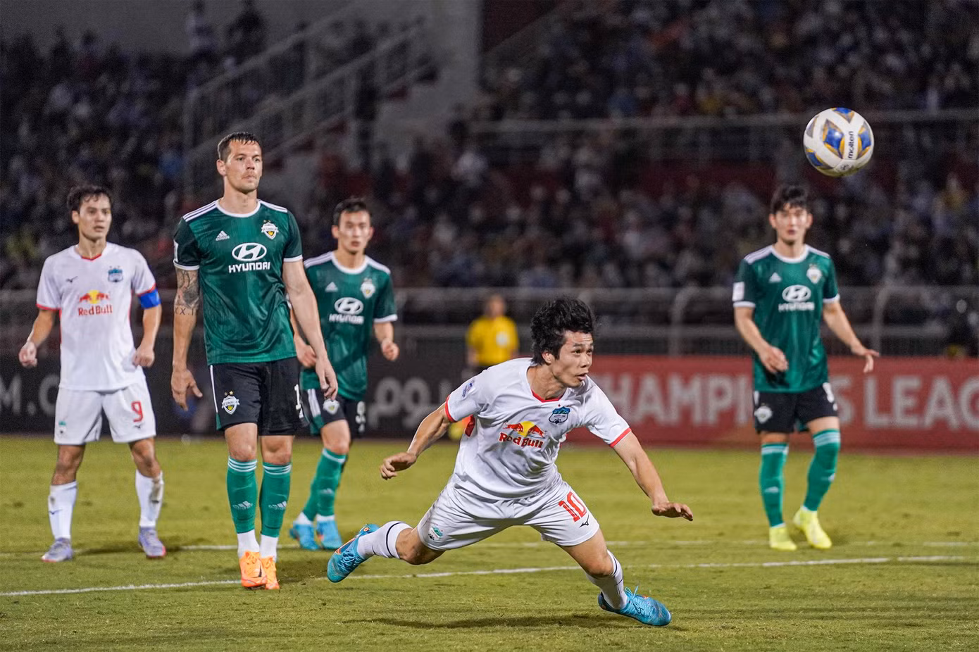 Công Phượng không ít lần đe doạ khung thành Jeonbuk trong trận lượt đi. Công Phượng không ít lần đe doạ khung thành Jeonbuk trong trận lượt đi.