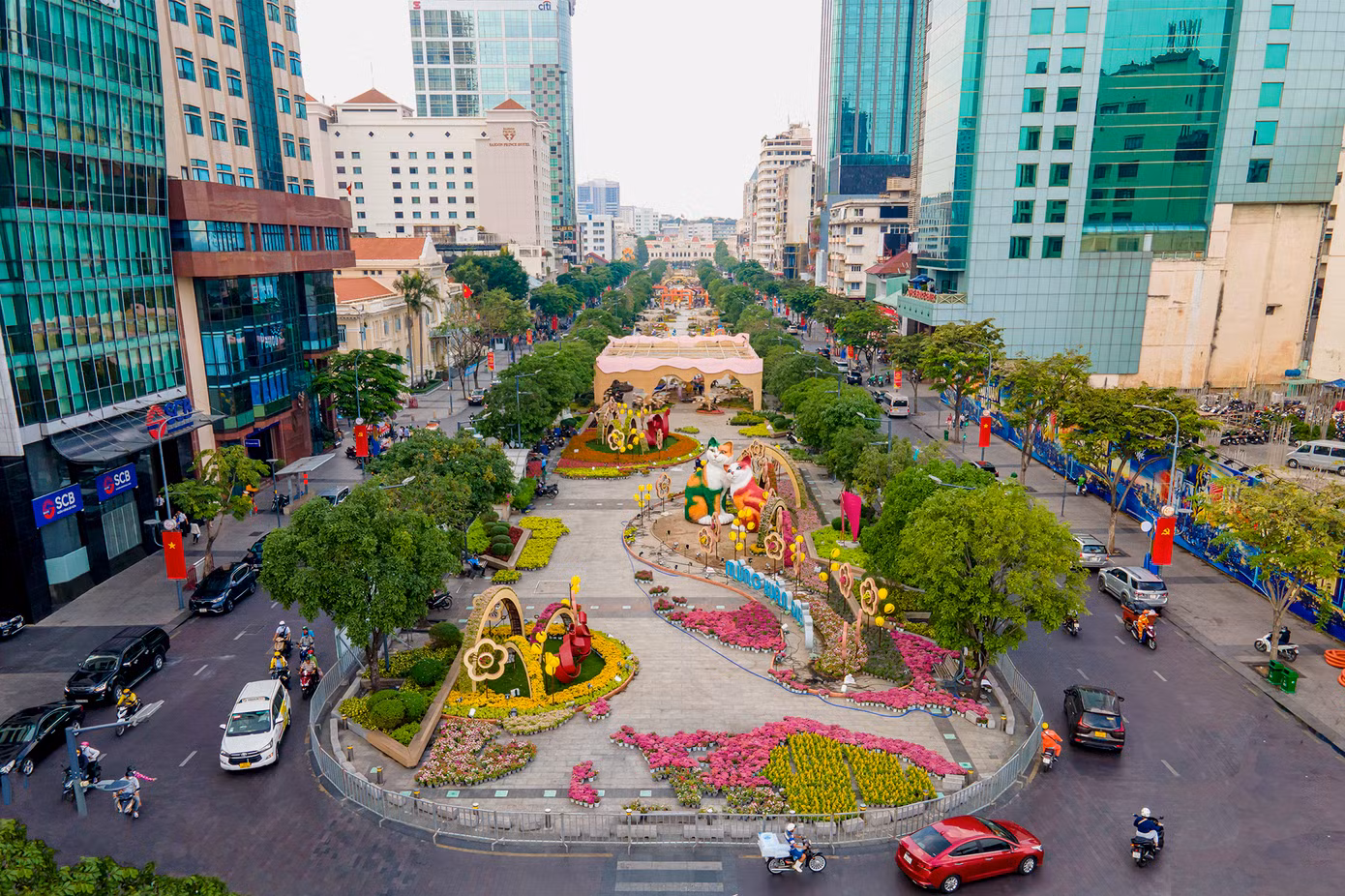 Đường hoa dài 600 m, mang chủ đề Thành phố Hồ Chí Minh – Xuân an vui, xuân thịnh vượngthể hiện muôn sắc xuân để ghi dấu mốc 20 năm công trình văn hóa đã thành biểu tượng của thành phố vào dịp Tết Nguyên đán.