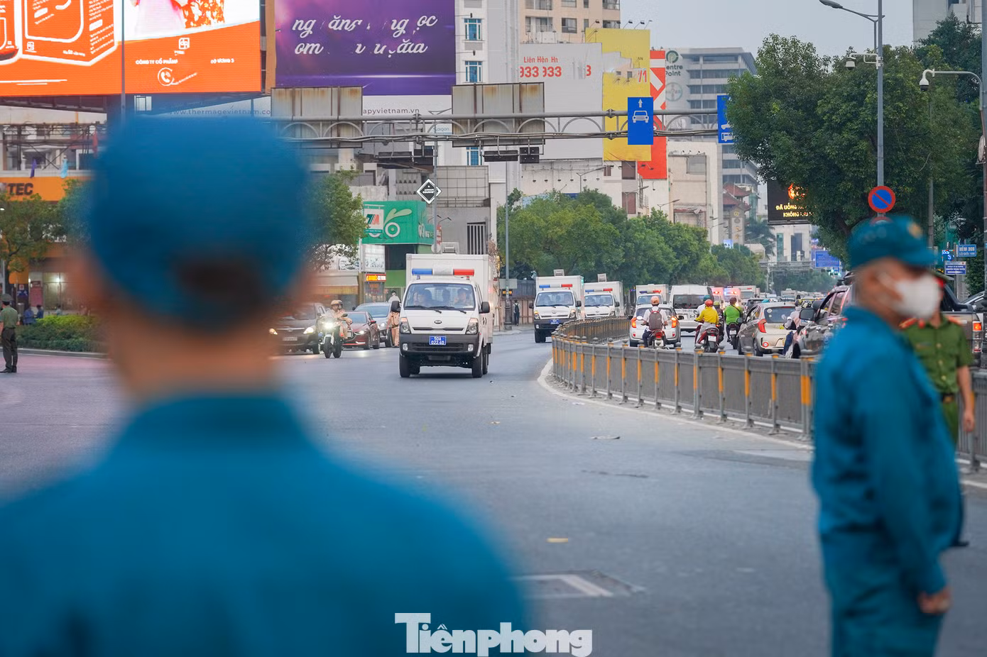 Cuối buổi xét xử, đoàn xe di chuyển qua mũi tàu sân vận động Quân khu 7, hướng về trại giam tại huyện Củ Chi. Bên cạnh lực lượng dẫn giải, lực lượng an ninh địa bàn đoàn xe đi qua cũng tham gia đảm bảo trật tự.
