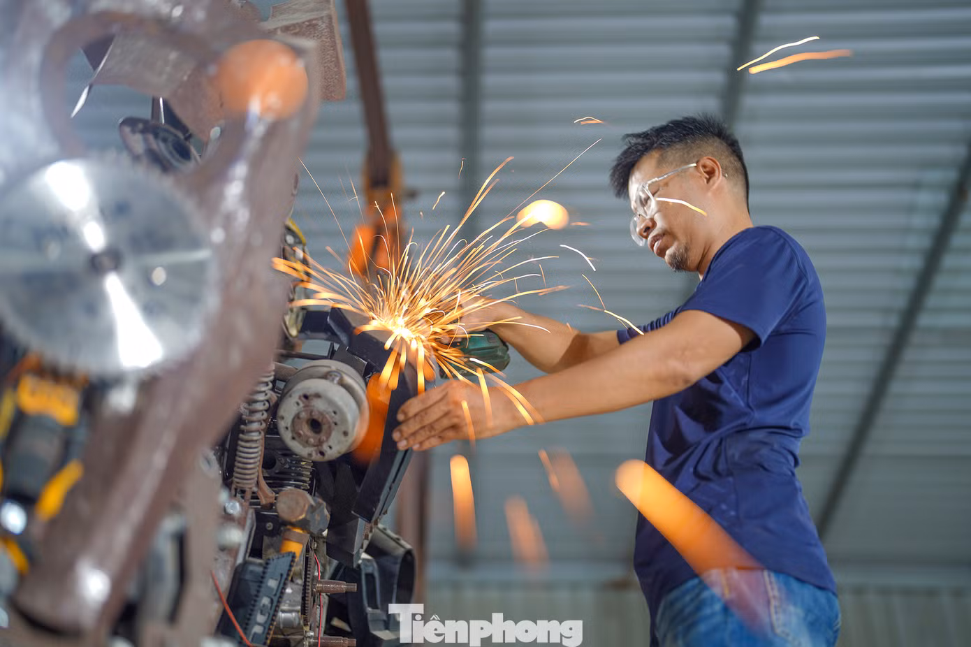 Bắt đầu công việc cách đây chừng 5 năm và chưa từng học cơ khí, không giỏi kỹ thuật nhưng anh tự nhận mình mạnh về logic và có máu nghệ thuật. Nhìn cái cách anh kết nối các chi tiết của một sản phẩm "cơ khí sắp đặt" có thể thấy anh có khiếu về bố cục, thể hiện được ý đồ của chính mình.