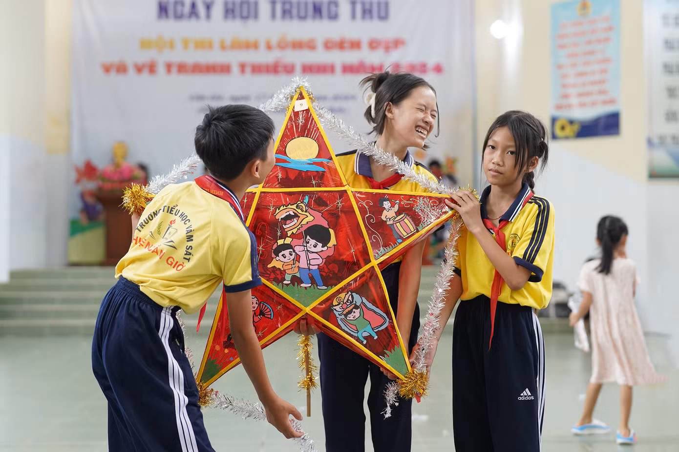 Biểu cảm của nhóm bạn trường tiểu học Vàm Sát khi đồng đội làm đứt dây kim tuyến. Biểu cảm của nhóm bạn trường tiểu học Vàm Sát khi đồng đội làm đứt dây kim tuyến.