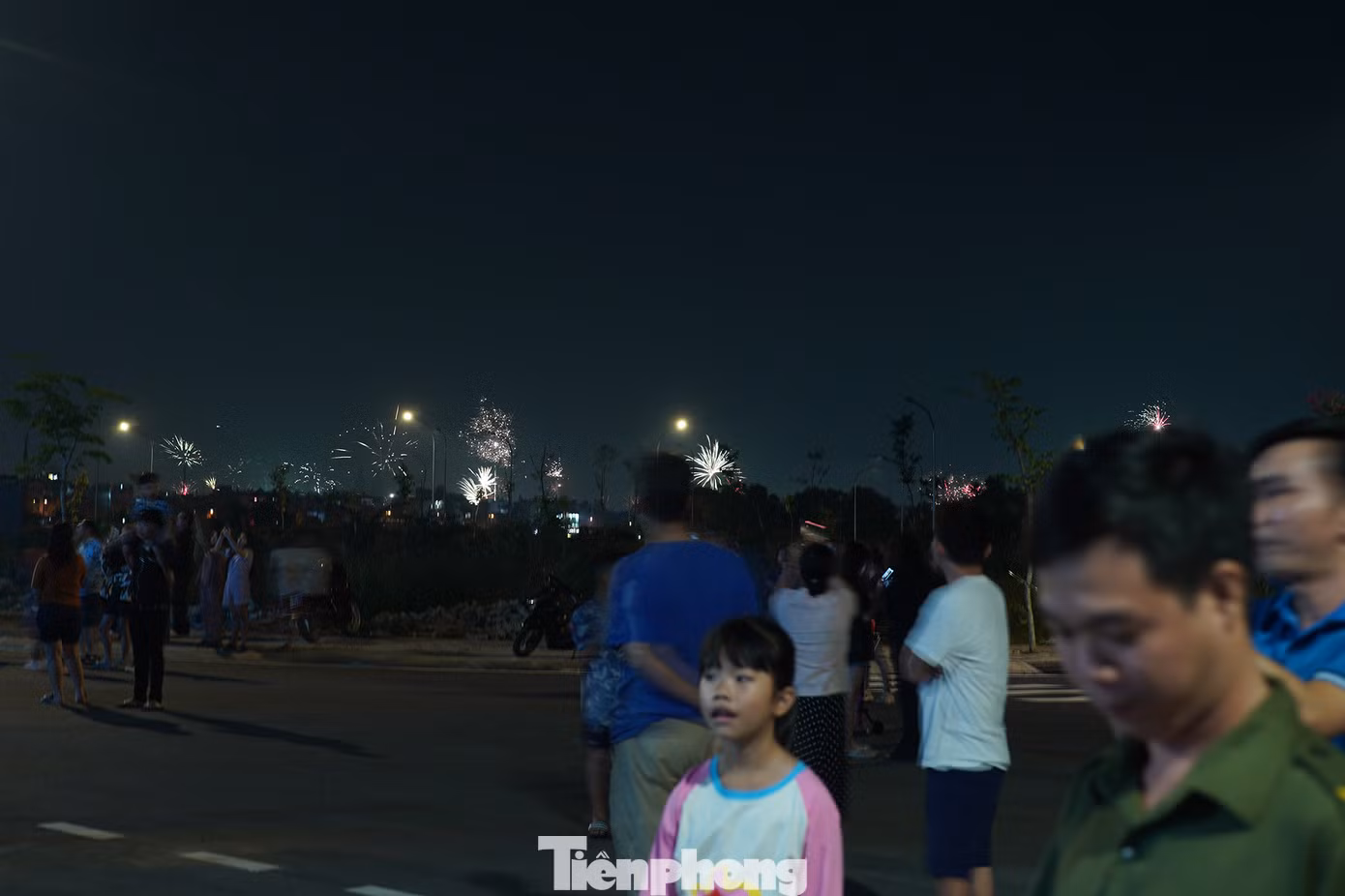 "Năm nay, gia đình tôi không phải đi ra phố đi bộ Nguyễn Huệ xem vì gần nhà có pháo hoa luôn. Vui hơn nữa là lần đầu tiên tôi thấy người dân xung quanh cũng bắn pháo cùng với nhà nước tạo nên cảnh tượng lần đầu tiên tôi thấy trong đời", chị Lê Tuyết Thu Trinh, ngụ phường Tân Thới Nhất, Quận 12 chia sẻ. "Năm nay, gia đình tôi không phải đi ra phố đi bộ Nguyễn Huệ xem vì gần nhà có pháo hoa luôn. Vui hơn nữa là lần đầu tiên tôi thấy người dân xung quanh cũng bắn pháo cùng với nhà nước tạo nên cảnh tượng lần đầu tiên tôi thấy trong đời", chị Lê Tuyết Thu Trinh, ngụ phường Tân Thới Nhất, Quận 12 chia sẻ.