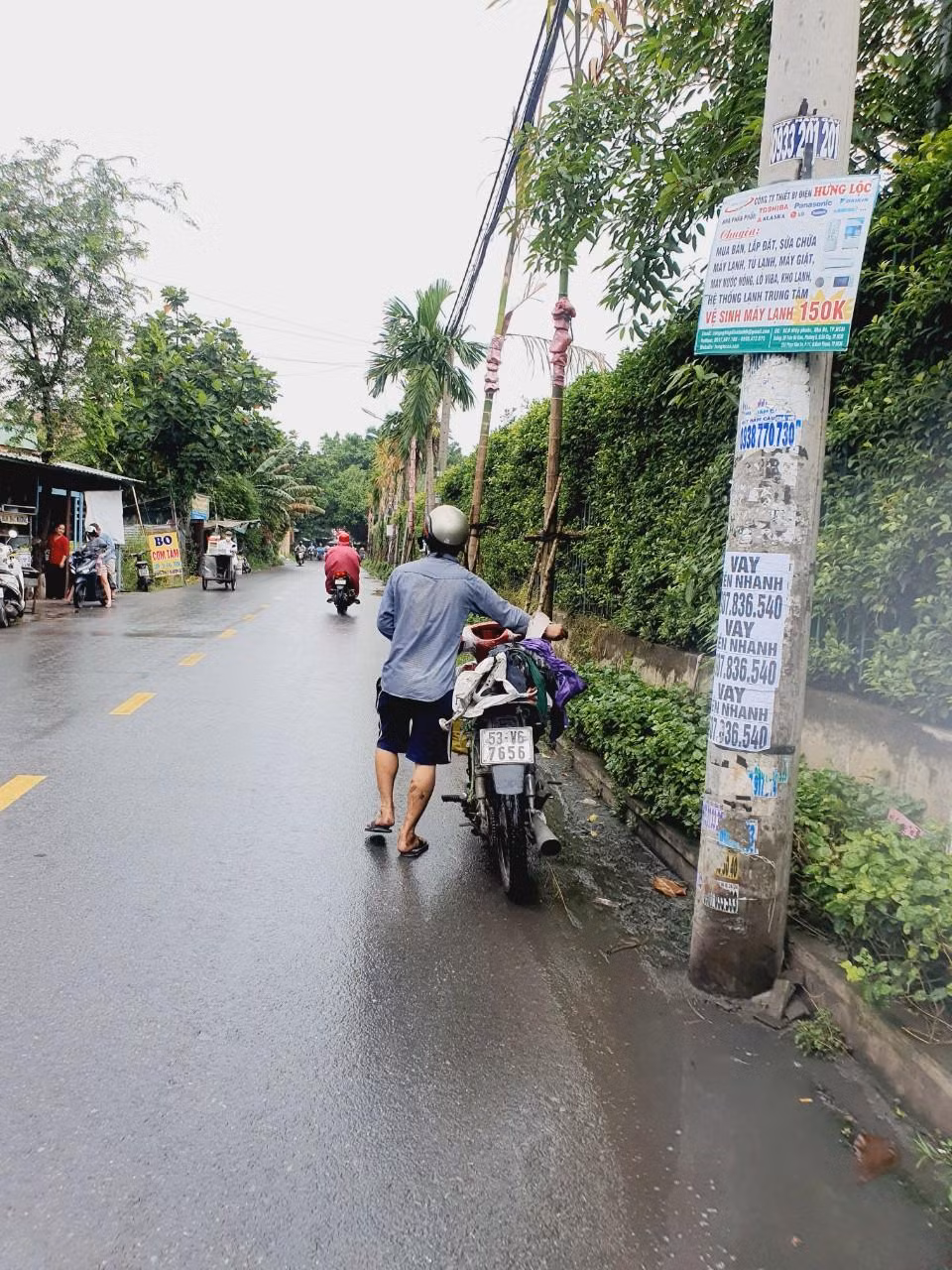Cây xăng Đông Bắc trên đường Vườn Lài (Quận 12) không treo biển nhưng khi người dân vào thì nhân viên ra hiệu không đổ xăng. Nhiều người xe hết xăng phải dắt bộ. Sở Công Thương TPHCM đã kiến nghị và được UBND TPHCM chấp thuận, cho phép phối hợp Cảnh sát giao thông và Sở Giao thông vận tải tạo điều kiện phân luồng cho các phương tiện vận chuyển xăng dầu có thể thuận lợi tiếp cận các cửa hàng, cấp xăng dầu trong giờ cao điểm.