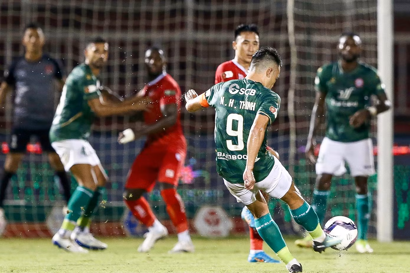 Pha ghi bàn của đội trưởng TPHCM đậm chất sút phạt của siêu sao CR7.