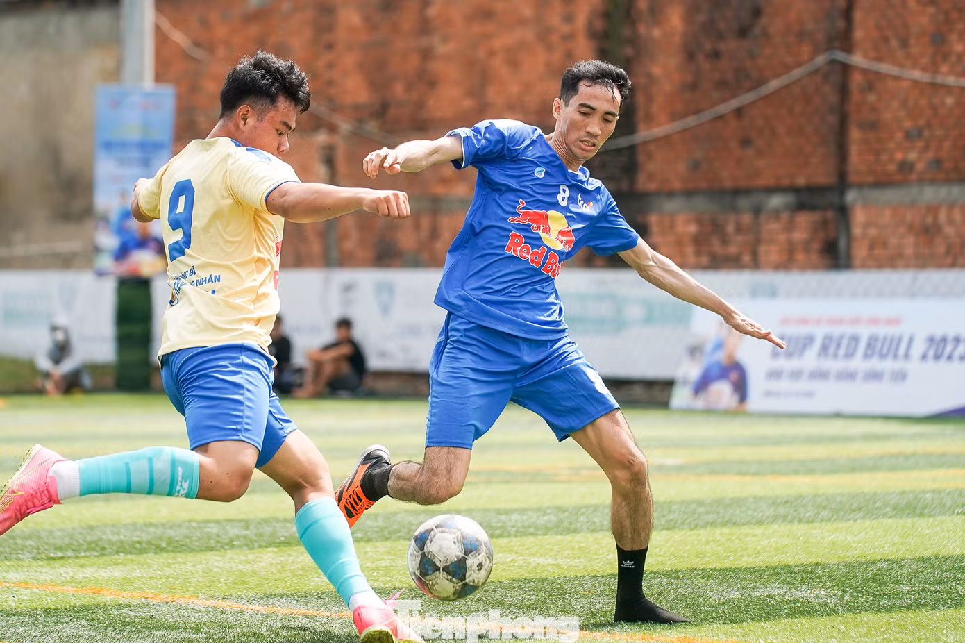 Ngọc Thức có kỹ thuật khá tốt nên gần như "gánh team", chỉ huy cả đội thi đấu. Dễ nhận thấy phong cách thi đấu năng nổ, quyết liệt của anh công nhân khi tranh cướp bóng bay cả giày. Ngọc Thức có kỹ thuật khá tốt nên gần như "gánh team", chỉ huy cả đội thi đấu. Dễ nhận thấy phong cách thi đấu năng nổ, quyết liệt của anh công nhân khi tranh cướp bóng bay cả giày.