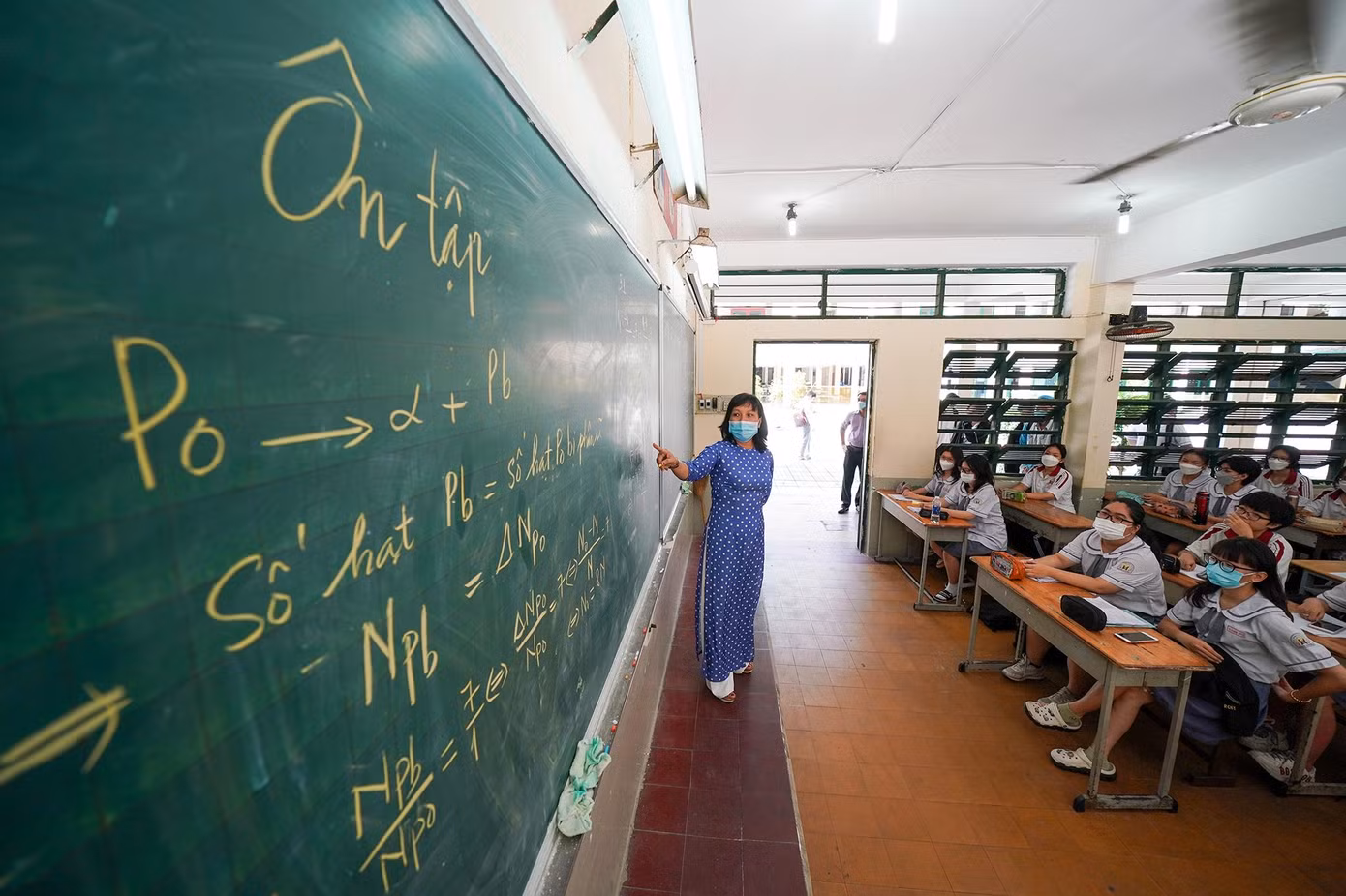 Theo ghi nhận của phóng viên Tiền Phong, hiện các trường THPT ở TPHCM đang tổ chức ôn thi cho học sinh khối 12.
