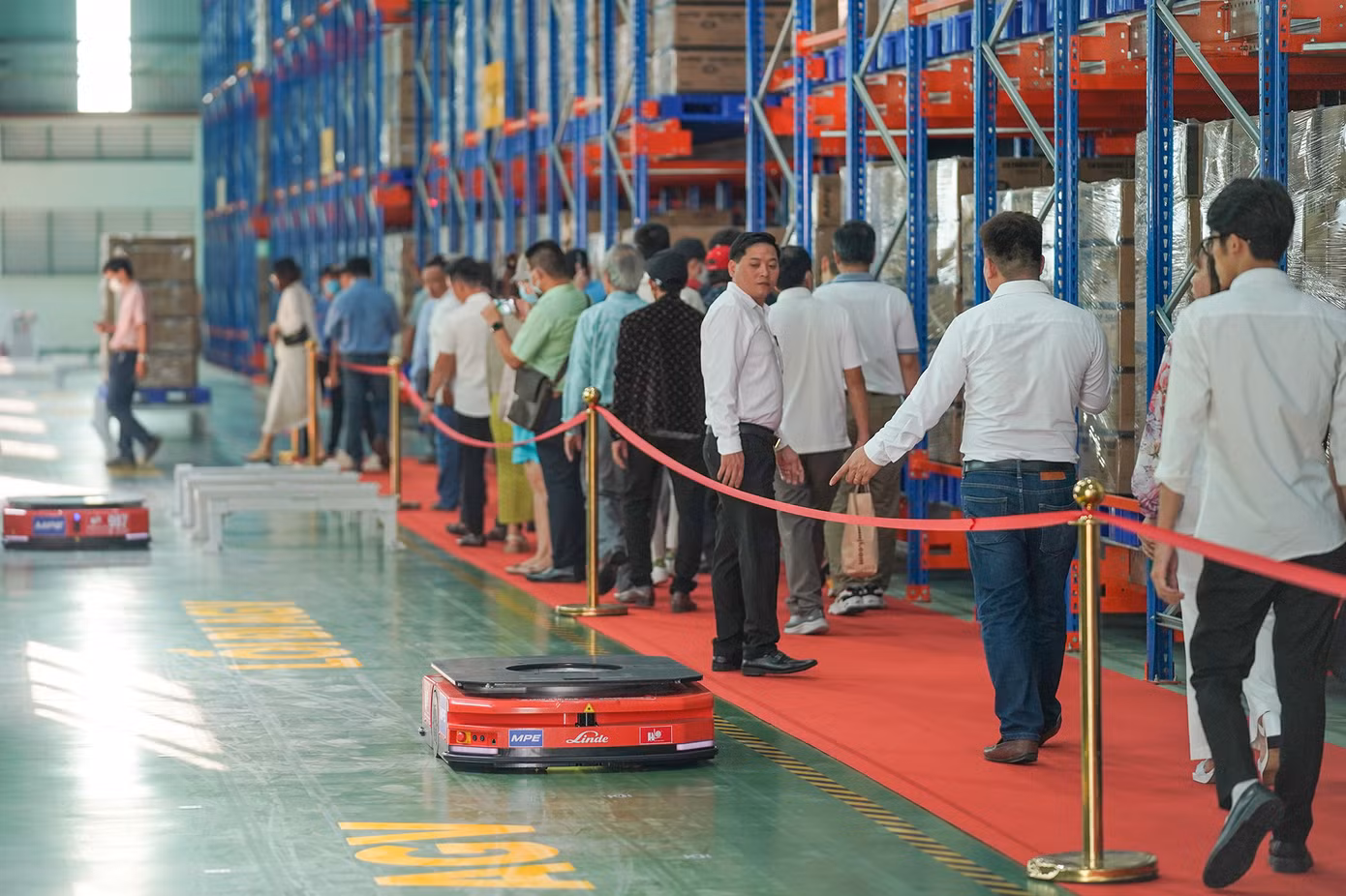 Hơn 3000 khách mời đã đến tham quan nhà máy trong lễ khánh thành MPE Smart Factory 25/3 và tất cả đều ấn tượng, chụp hình, quay video 15 con LINDE AI ROBOTICS do Công ty Hoàng Gia Lâm đang vận hành tự động trong kho.