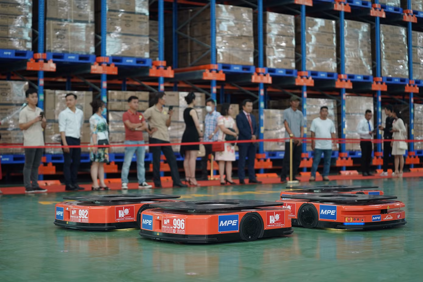 Hệ thống hoạt động hoàn toàn tự động và an toàn tuyệt đối được hỗ trợ bởi hệ thống RADA quét xung quanh giúp phát hiện vật cản.