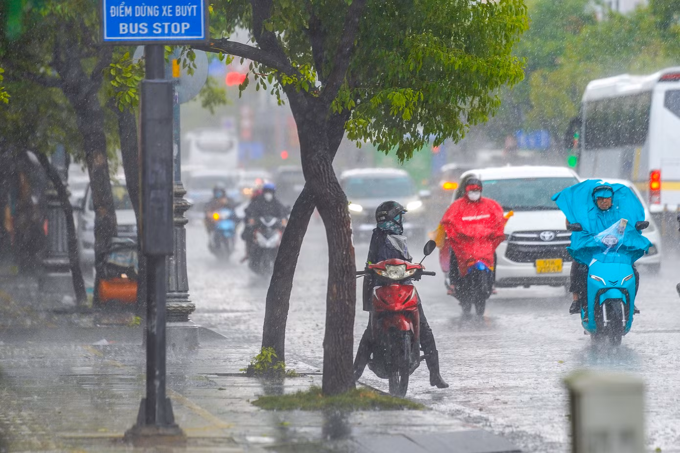 Cơ quan khí tượng dự báo thời tiết TPHCM và khu vực Nam bộ hôm nay (ngày 28/7) nhiều mây, chiều và đêm có mưa rào và rải rác có dông, cục bộ có nơi mưa to. (Ảnh minh họa: Phạm Nguyễn) Cơ quan khí tượng dự báo thời tiết TPHCM và khu vực Nam bộ hôm nay (ngày 28/7) nhiều mây, chiều và đêm có mưa rào và rải rác có dông, cục bộ có nơi mưa to. (Ảnh minh họa: Phạm Nguyễn)