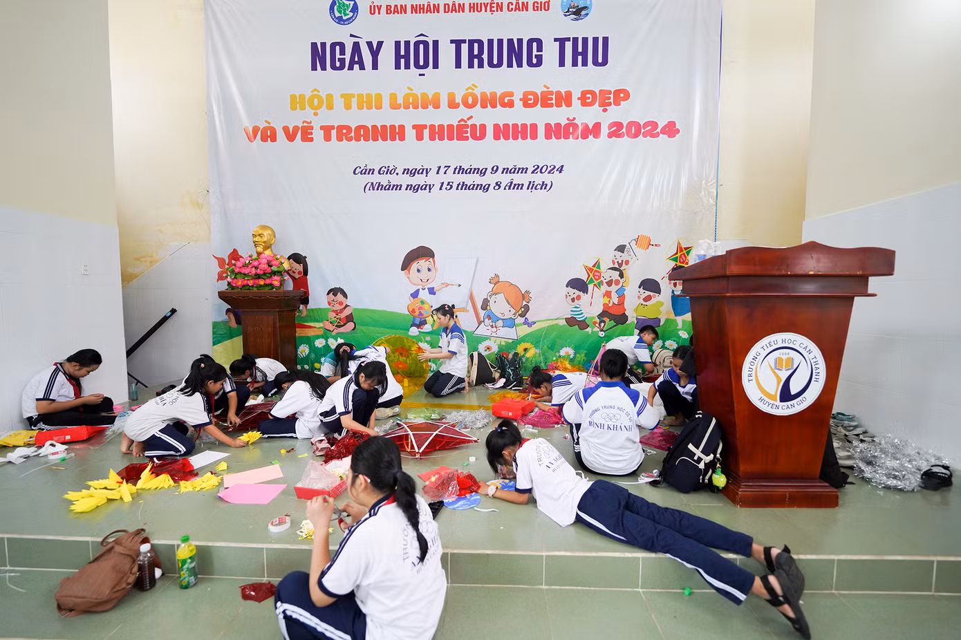Những chiếc lồng đèn sẽ được trang trí tùy theo sự sáng tạo, mang tính thẩm mỹ và lan tỏa các thông điệp về tình yêu quê hương, đất nước … Những chiếc lồng đèn sẽ được trang trí tùy theo sự sáng tạo, mang tính thẩm mỹ và lan tỏa các thông điệp về tình yêu quê hương, đất nước …