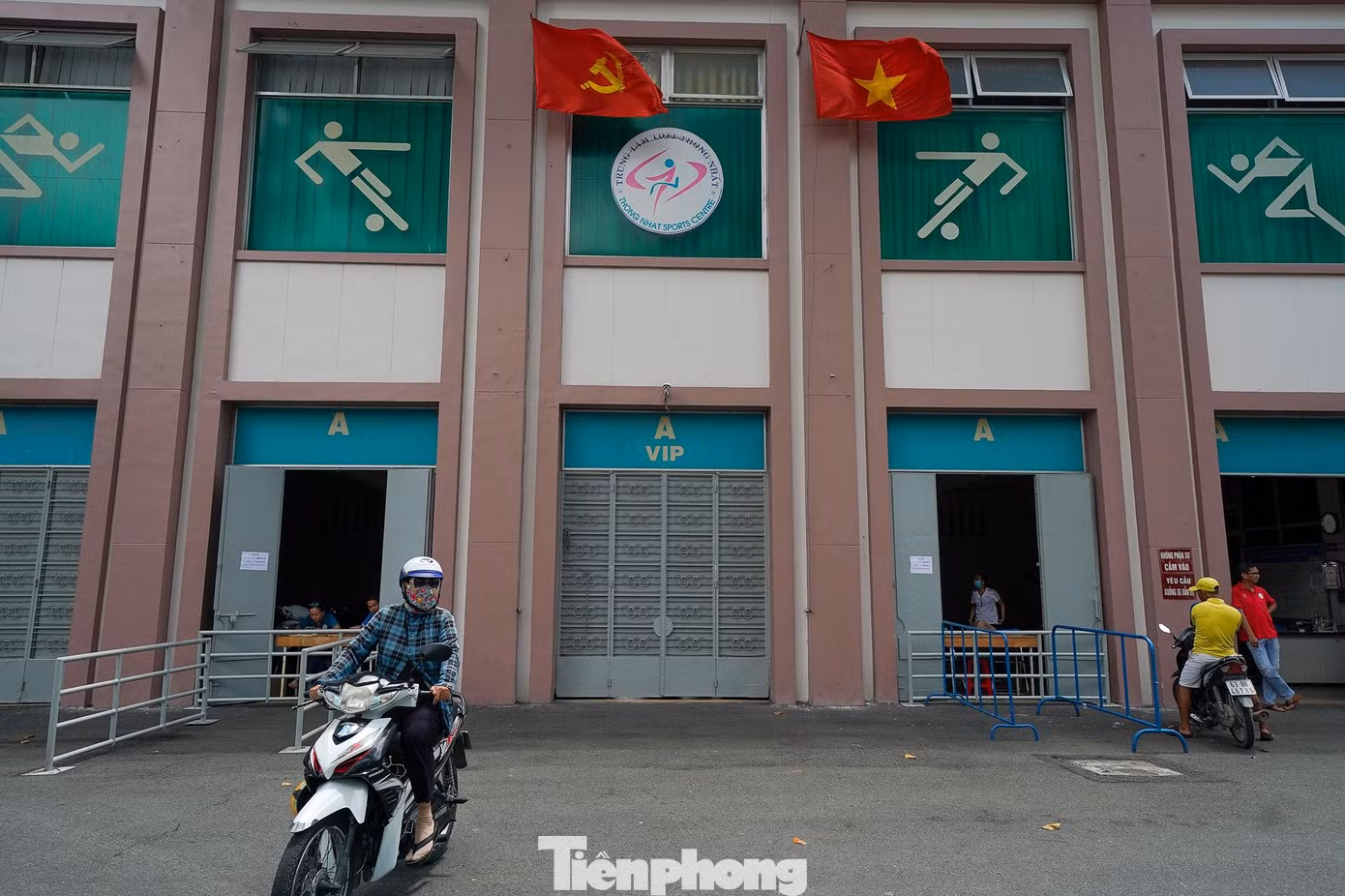 Một vài người hâm mộ đi xe thẳng vào hỏi giá vé.