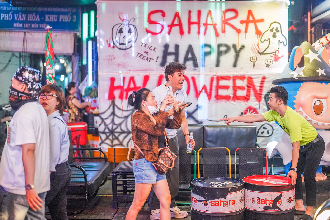 Các hàng quán cũng tranh thủ trang trí phong cách lễ hội hóa trang.