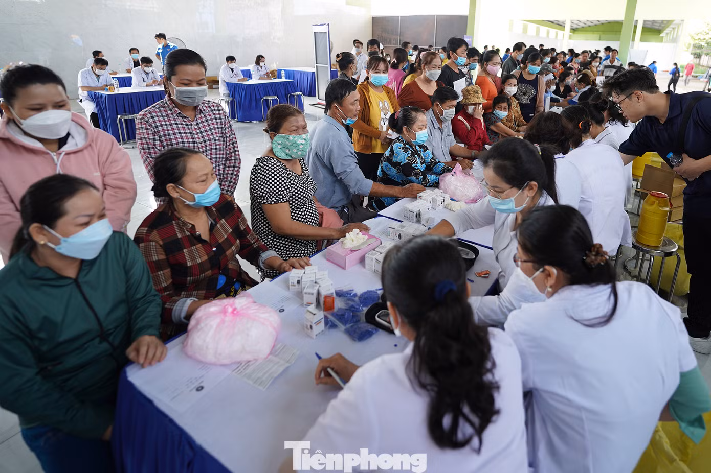 Rất đông người dân đến với ngày hội để được khám chữa bệnh và nhận thuốc.