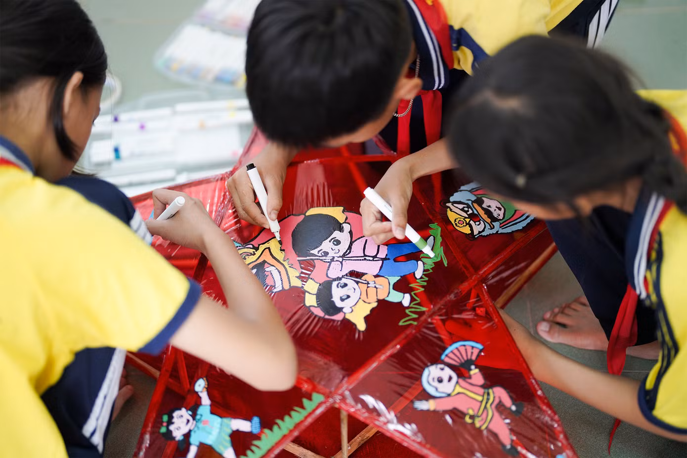 Nhóm thiếu nhi đến từ Trường tiểu học Vàm Sát gây ấn tượng bởi khả năng trang trí bằng các nét vẽ tay. "Tôi rất bất ngờ với khả năng sáng tạo của các bé trường Vàm Sát", một Tổng phụ trách Đội chia sẻ trong vai trò là Ban Giám khảo. Nhóm thiếu nhi đến từ Trường tiểu học Vàm Sát gây ấn tượng bởi khả năng trang trí bằng các nét vẽ tay. "Tôi rất bất ngờ với khả năng sáng tạo của các bé trường Vàm Sát", một Tổng phụ trách Đội chia sẻ trong vai trò là Ban Giám khảo.