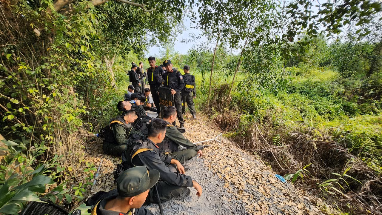 Sau hơn 48 giờ kể từ lúc phát hiện tung tích nghi phạm sát hại nữ nhân viên quán cà phê ở huyện Hóc Môn (TPHCM) để cướp tài sản, lực lượng chức năng xác định khu vực nghi phạm có khả năng lẩn trốn là một cánh đồng rộng hàng trăm hecta, cây cối mọc um tùm, rậm rạp thuộc xã Lương Hòa (huyện Bến Lức, Long An).