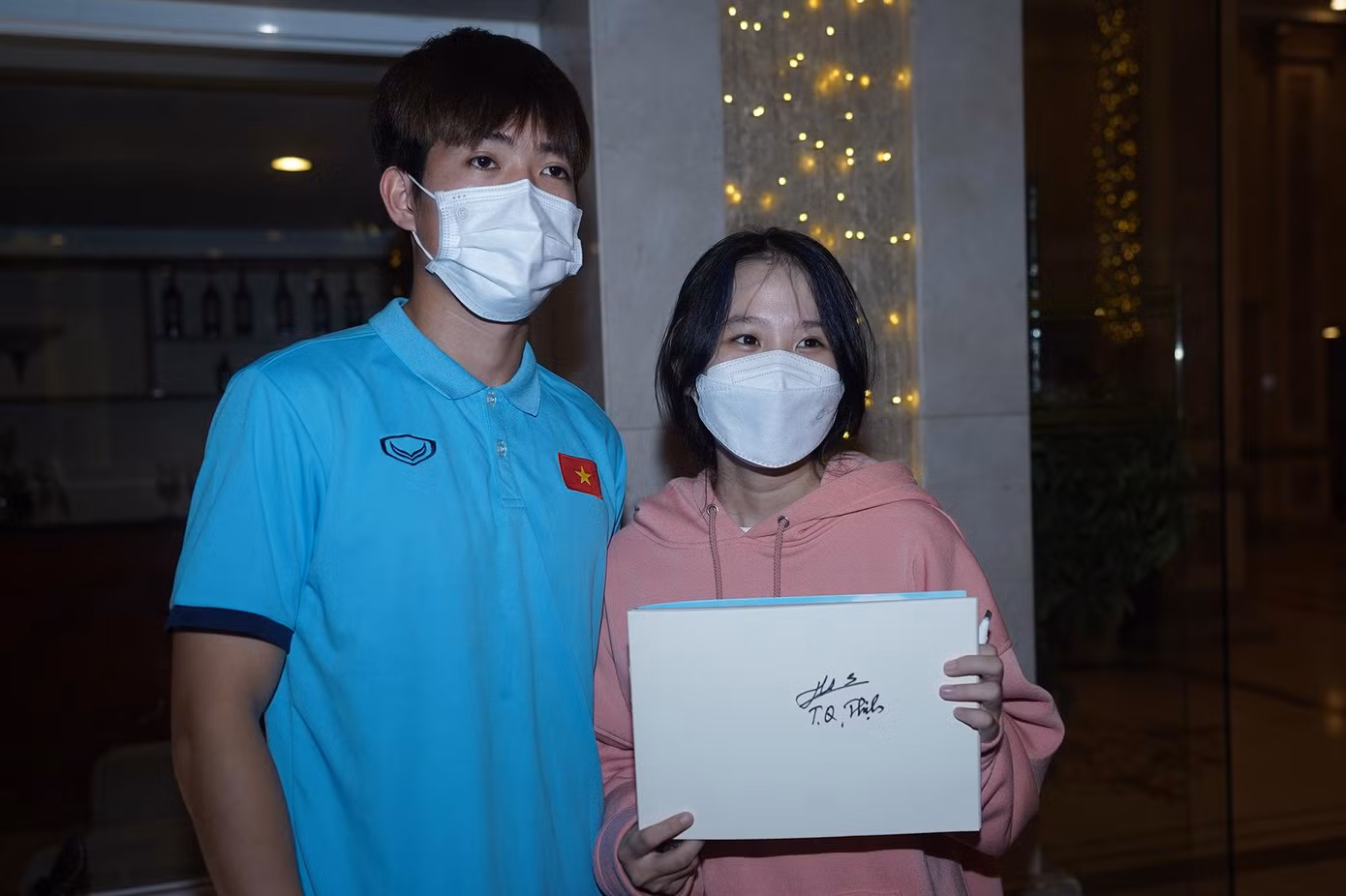 Cầu thủ Trần Quang Thịnh chụp ảnh cùng người hâm mộ.
