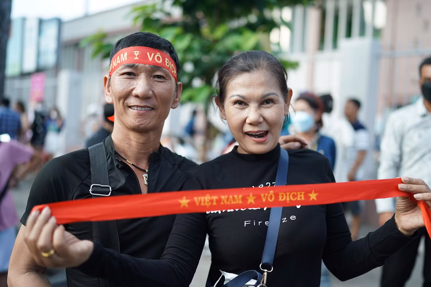 Cặp đôi khiêu vũ Trần Mạnh Hùng thuộc CLB Khiêu vũ quận 12 lên sân từ sớm tìm mua vé.