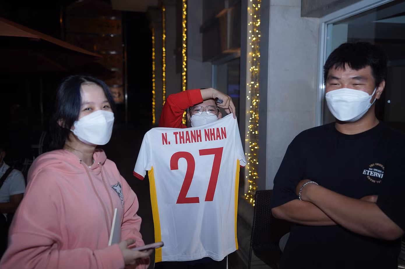 Bạn Phan Thành Nhân, ngụ quận 1 cùng những người bạn của mình chuẩn bị chiếc áo cầu thủ cùng tên để xin chữ ký.