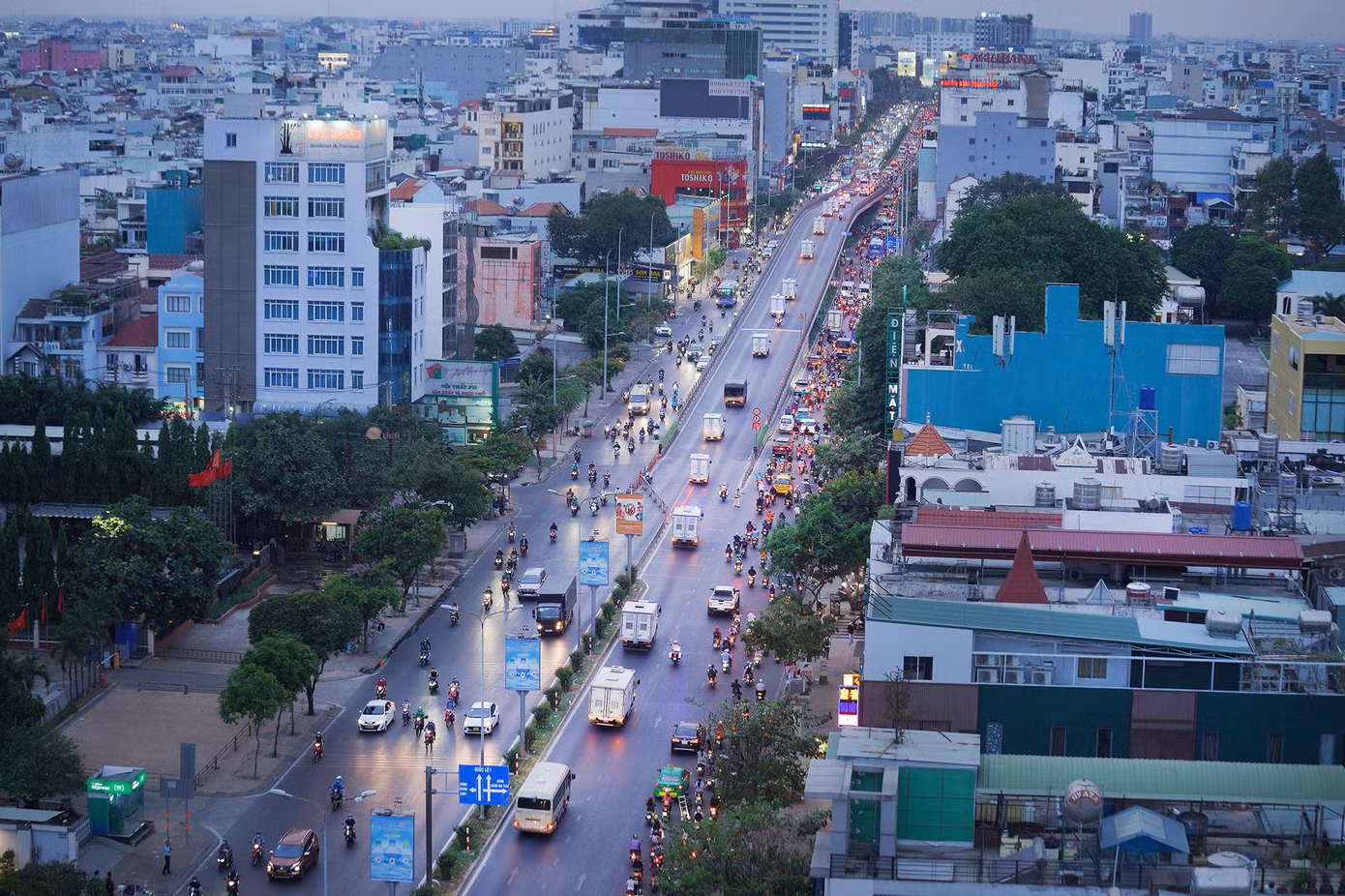 CSGT mở đường trên cầu vượt Hoàng Hoa Thám. Do đoàn xe di chuyển vào giờ tan tầm nên lực lượng mở đường làm việc khá vất vả.