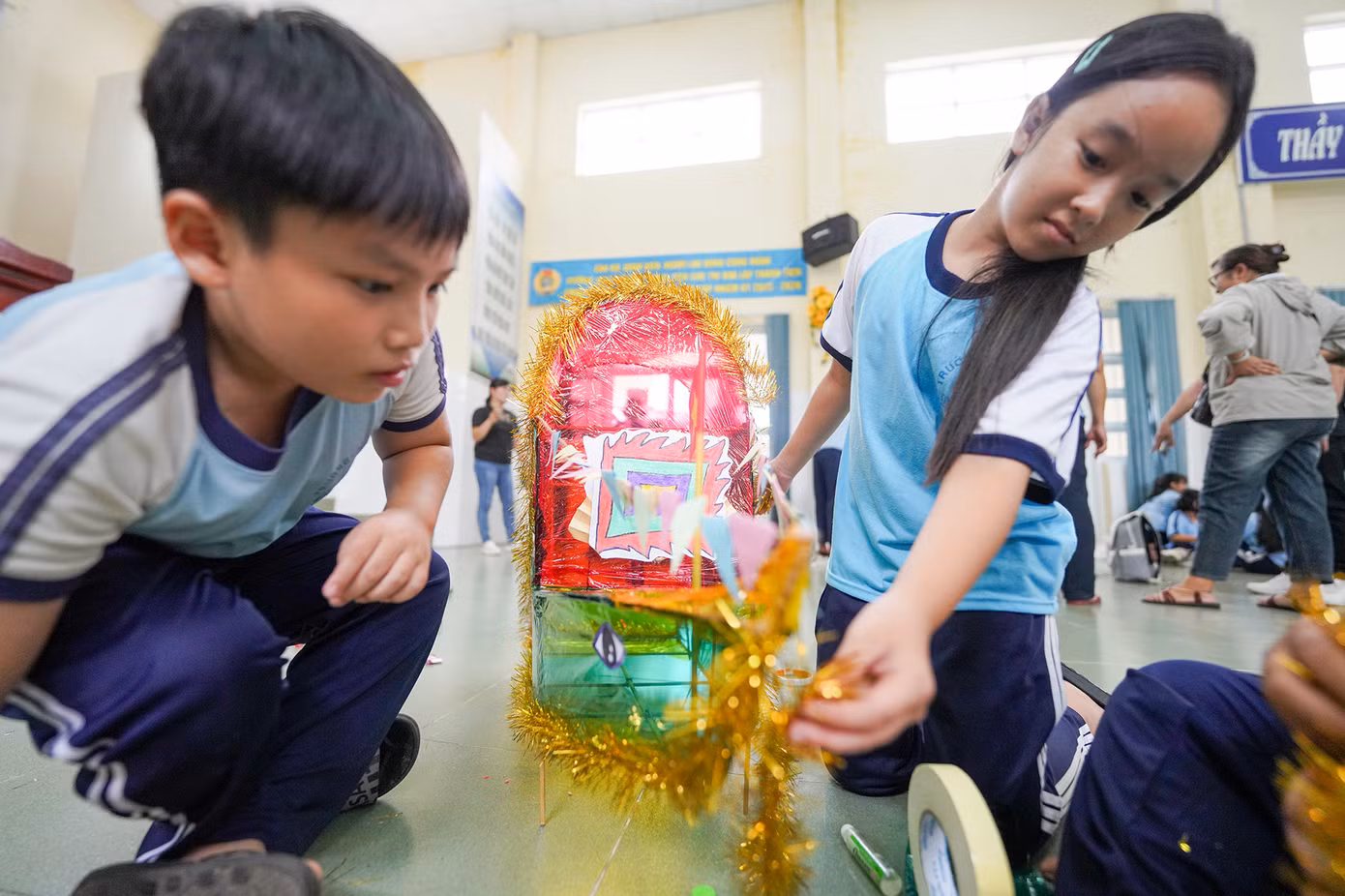 Nhóm các bé của Trường tiểu học Long Thạnh với chiếc đèn lồng hình chiếc thuyền Nghinh Ông. Nhóm các bé của Trường tiểu học Long Thạnh với chiếc đèn lồng hình chiếc thuyền Nghinh Ông.