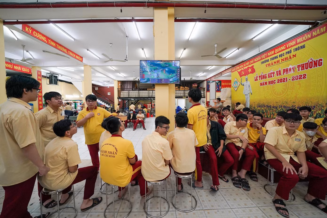 Về giải trí, các em học sinh có thể chọn chơi các môn thể thao hoặc xem ti vi, nghe nhạc trong lúc ăn cơm, giờ nghỉ giải lao.