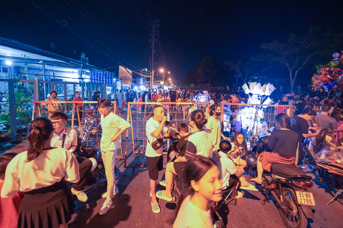 Trục đường Phan Văn Hớn hướng về huyện Đức Hoà (tỉnh Long An) đóng bằng rào chắn, không cho phương tiện qua lại. Một số người dân mệt mỏi khi phải chờ mấy tiếng đồng hồ. Trục đường Phan Văn Hớn hướng về huyện Đức Hoà (tỉnh Long An) đóng bằng rào chắn, không cho phương tiện qua lại. Một số người dân mệt mỏi khi phải chờ mấy tiếng đồng hồ.