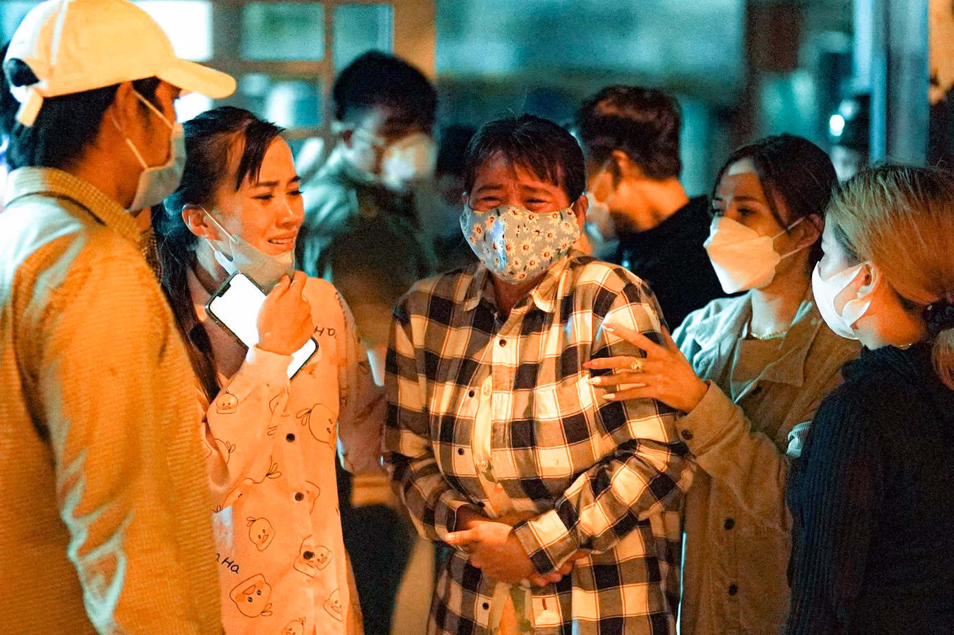 Bước ra từ "Nhà vĩnh biệt" của Trung tâm Y tế Thuận An, người nhà của các nạn nhân chìm trong nỗi đau tột cùng.