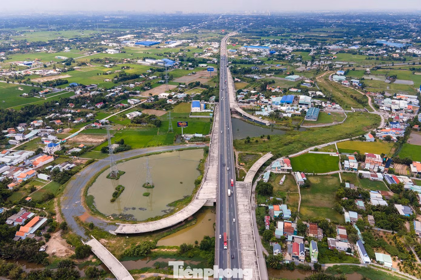 Trục giữa là cao tốc TPHCM-Trung Lương, vòng cung bên trái là đường ra vào cao tốc tuyến Vành đai 3, hai nhánh bên phải là đường ra vào cao tốc Bến Lức-Long Thành. Nút giao huyết mạch này nằm tại xã Mỹ Yên, huyện Bến Lức, tỉnh Long An.