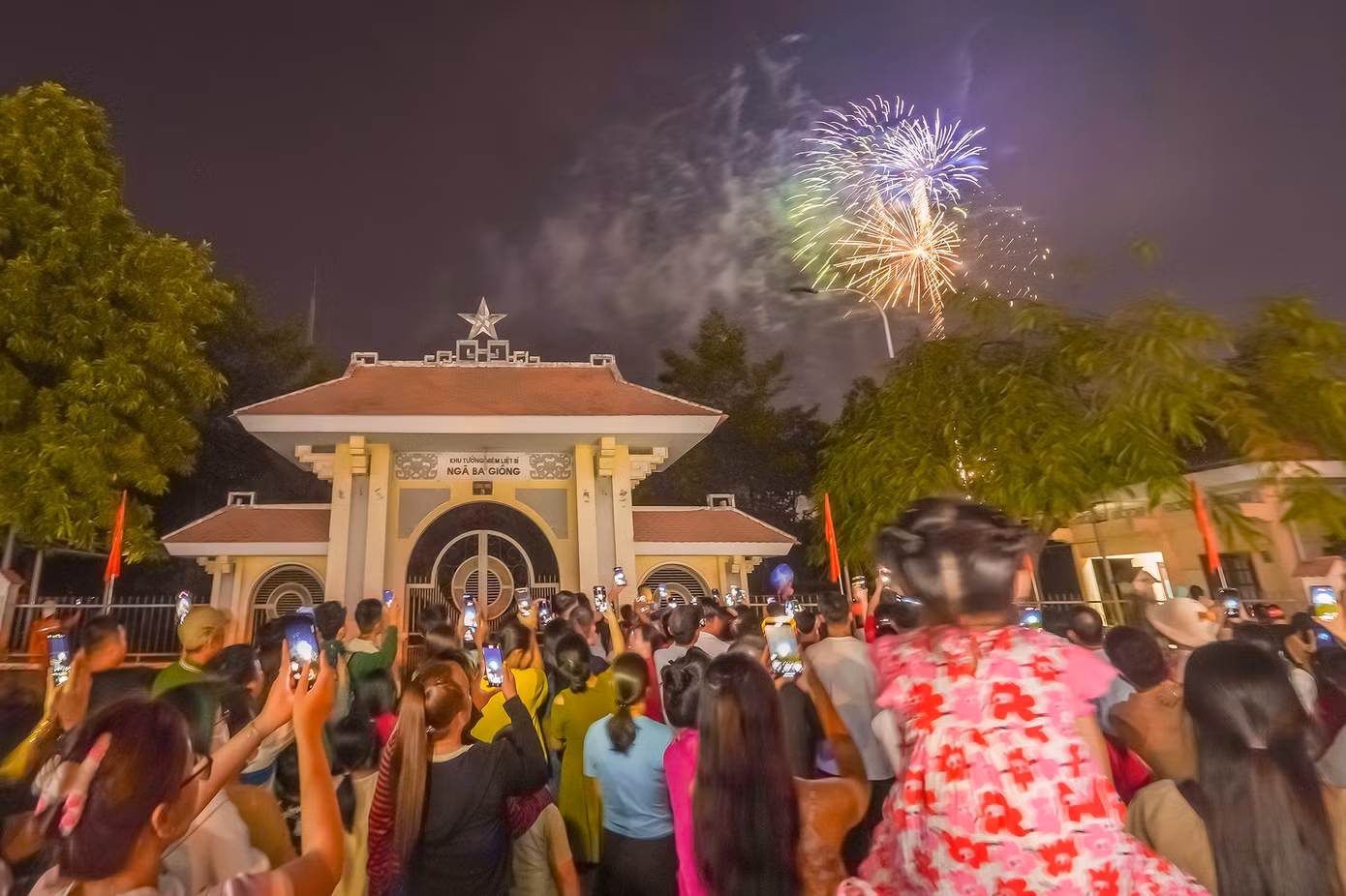 Đúng 0h, những phát pháo hoa đầu tiên rực sáng không gian Khu di tích lịch sử Ngã Ba Giồng. Đúng 0h, những phát pháo hoa đầu tiên rực sáng không gian Khu di tích lịch sử Ngã Ba Giồng.