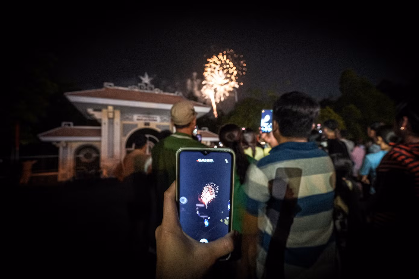 Đúng 0h, những phát pháo hoa đầu tiên rực sáng không gian Khu di tích lịch sử Ngã Ba Giồng. Đúng 0h, những phát pháo hoa đầu tiên rực sáng không gian Khu di tích lịch sử Ngã Ba Giồng.