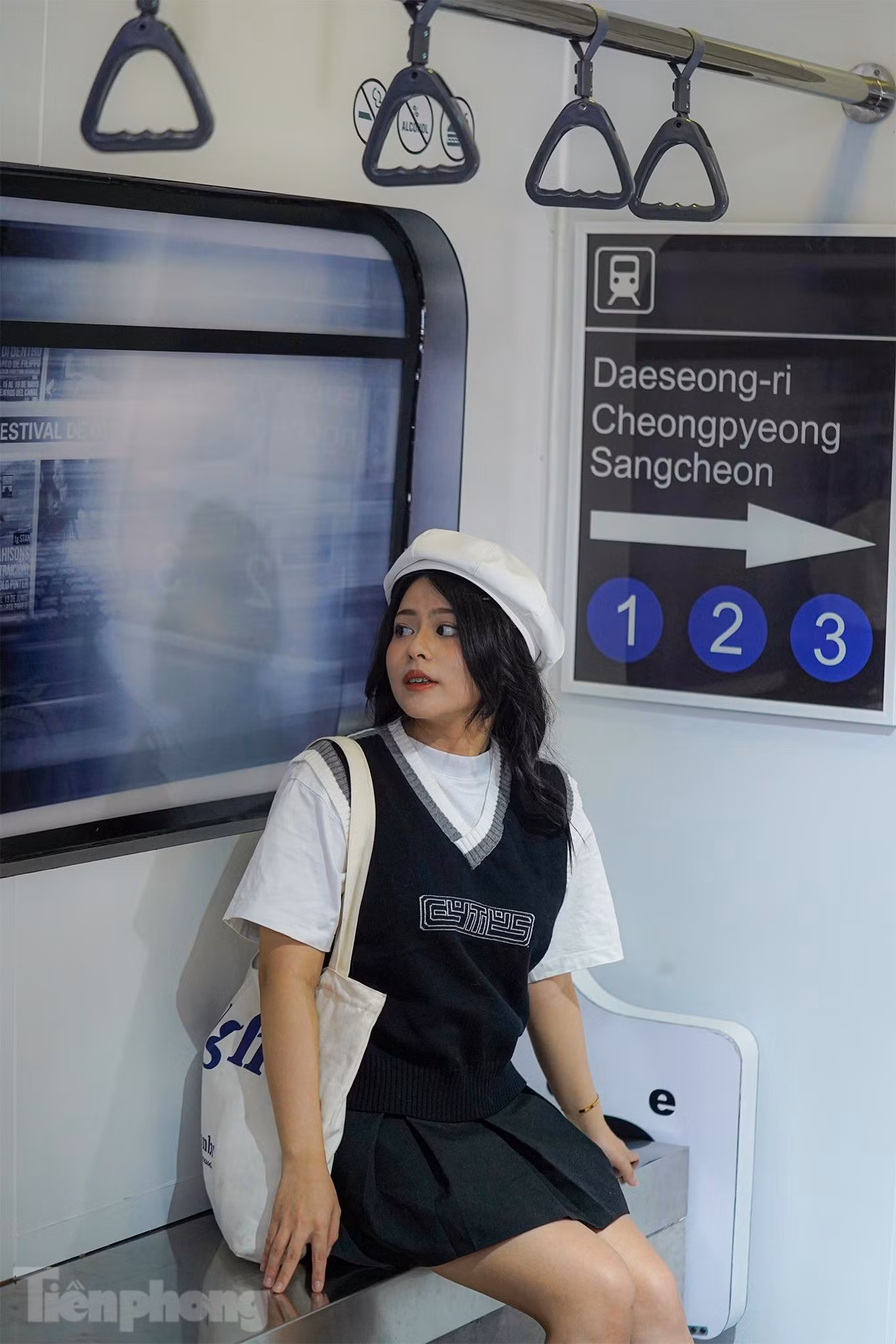 Bạn Mia (ngụ quận 7) tạo dáng như hành khách đang trải nghiệm chuyến tàu điện ngầm. "Ô cửa sổ tàu được tô vẽ nhìn như tàu đang lao đi vun vút qua các tuyến phố, nhà ga ngầm... sống động. Đây là lần đầu tiên đến đây nên mình thấy khá lạ với kiểu trang trí này", cô bạn chia sẻ.