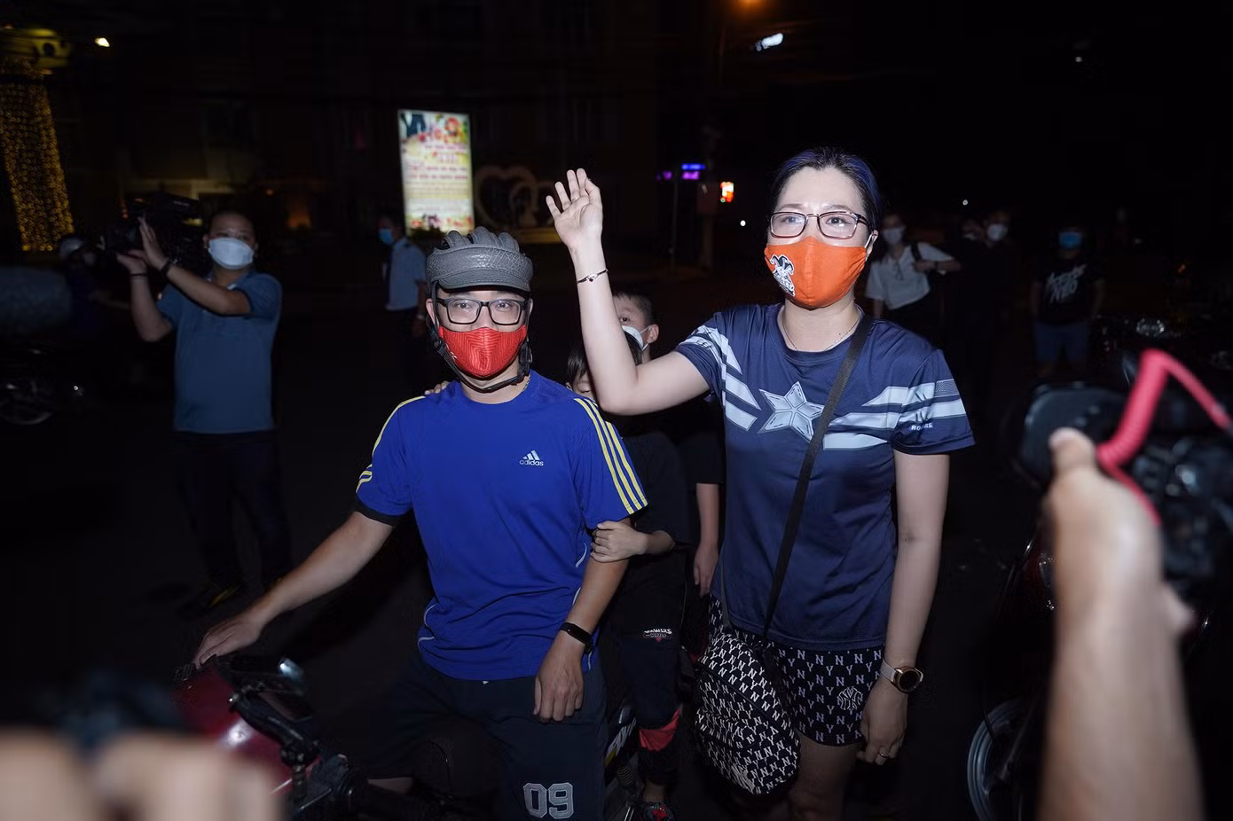 Vợ chồng anh Tấn Trình và chị Trà My ngụ quận Tân Bình cũng chở các cháu nhỏ đến để nhìn thấy các cầu thủ bằng xương bằng thịt ngoài đời.